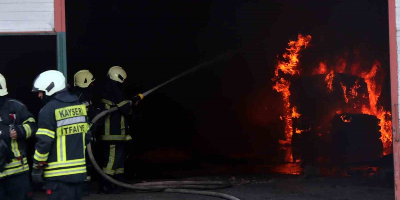 Kayseri’deki Fabrika Yangınına 93 İtfaiye Eri Müdahale Ediyor