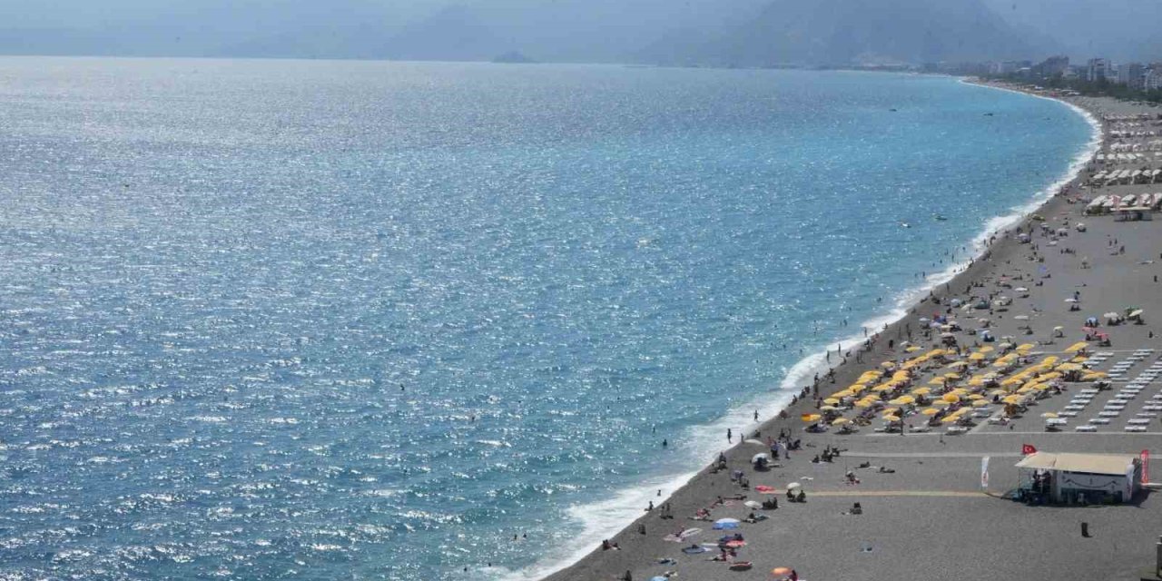 Antalya’da Tatilciler Dalgalarla Keyifli Dakikalar Yaşadı