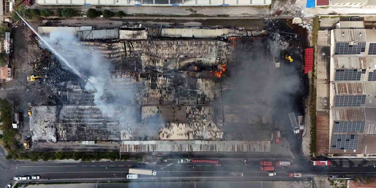 Yatak Keçesi Üreten Fabrikadaki Yangın 17 Saatte Tamamen Söndürüldü