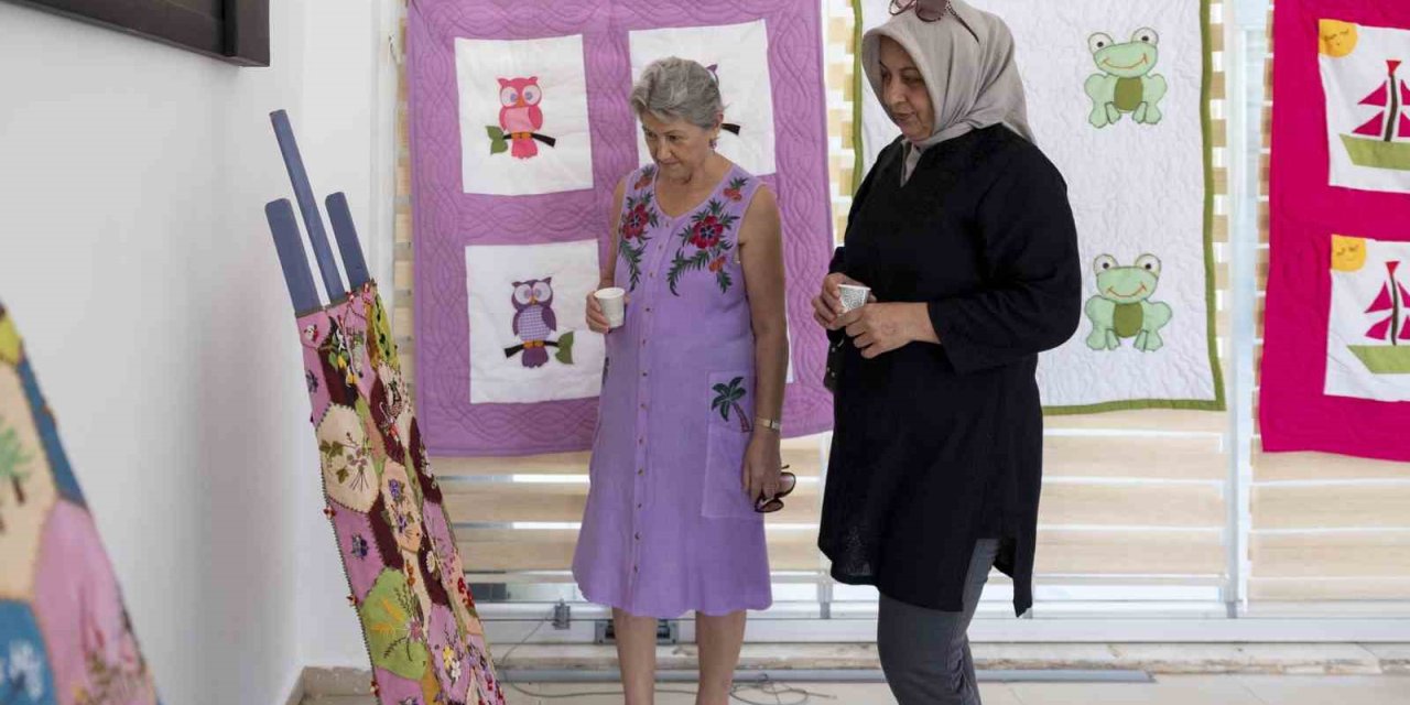 Kadınlar El Emeği Göz Nuru Ürünlerini Sergiledi