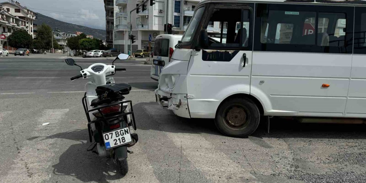 Minibüsle Çarpışan Motosiklet Sürücüsü Yaralandı
