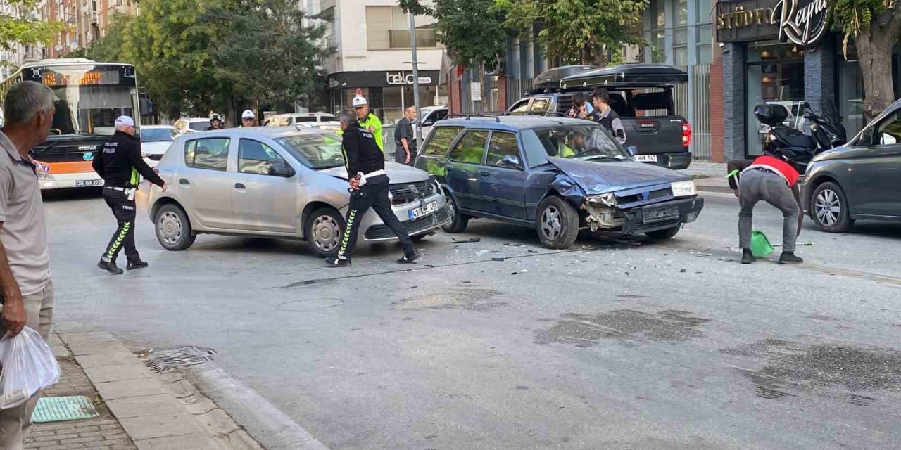 Caddenin Sokakla Kesişiminde 2 Otomobil Çarpıştı: 1 Yaralı