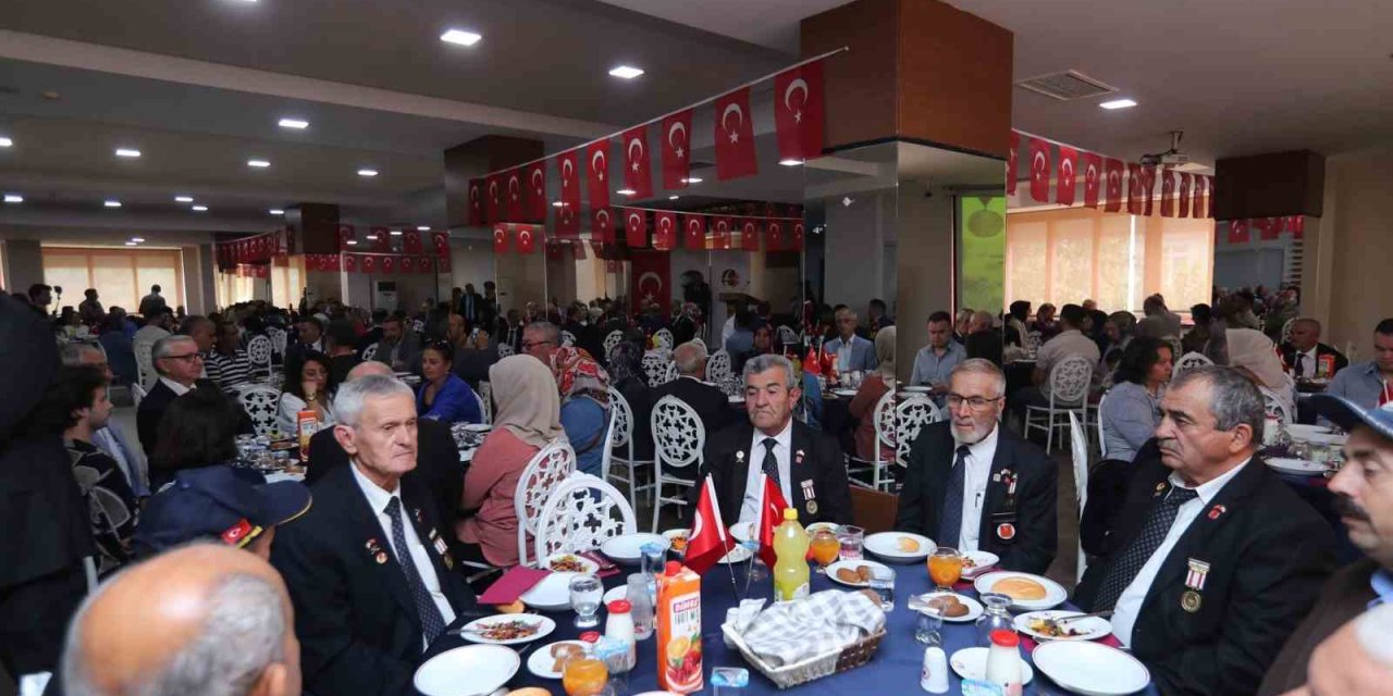 Valilik Gaziler Günü’nde Yemek Programı Düzenledi