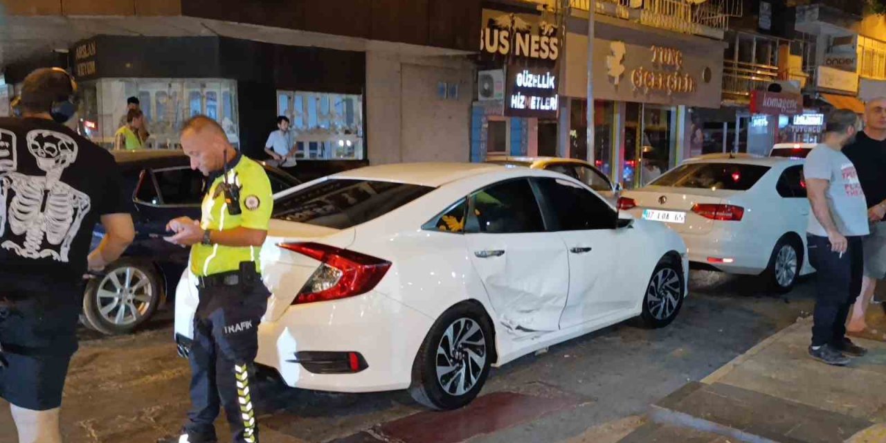 Manavgat’ta İki Otomobil Kavşakta Çarpıştı, Bir Sürücü Ehliyetsiz Çıktı