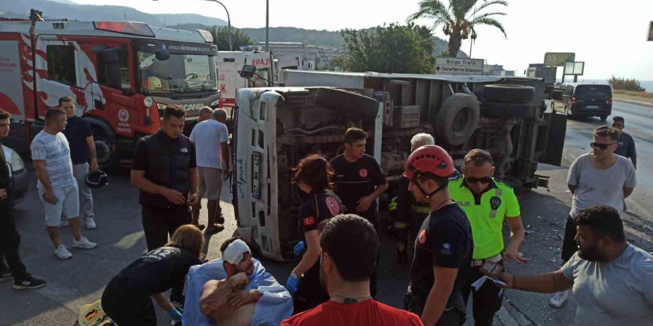 Alanya’da Otomobille Çarpışan Kamyon Devrildi: 1 Ağır Yaralı