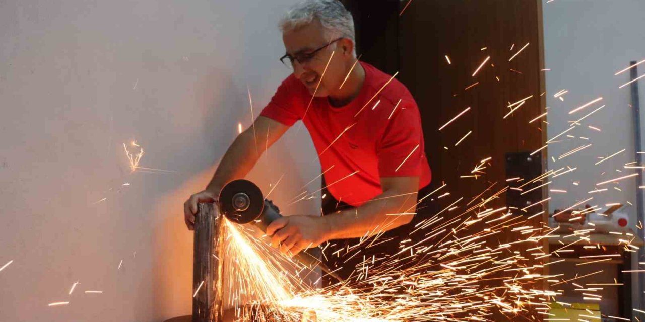 Hurdalıktan Topladığı Malzemeler İle Geleceğin Şampiyonlarını Yetiştiriyor