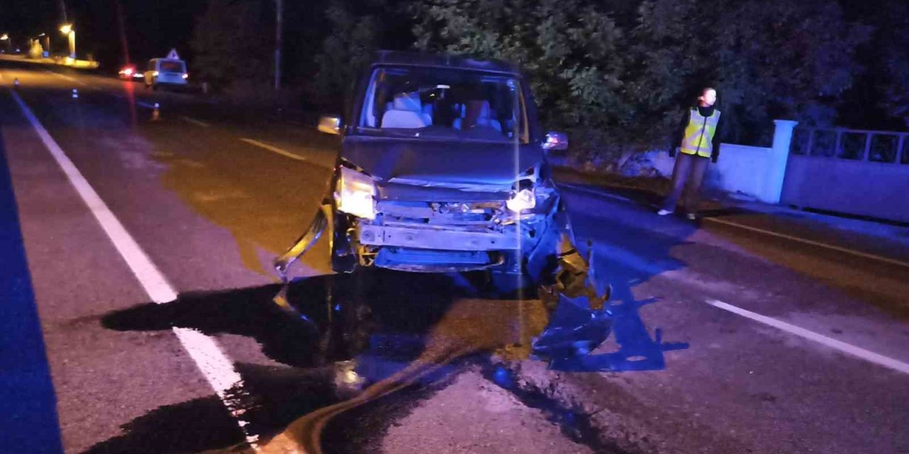 Hafif Ticari Araç Bariyerlere Çarptı: 1 Yaralı