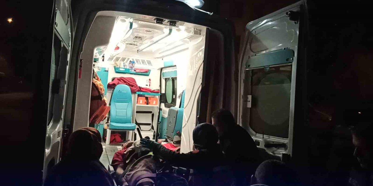 Karnına Sapladığı Bıçakla Hastaneye Kaldırıldı