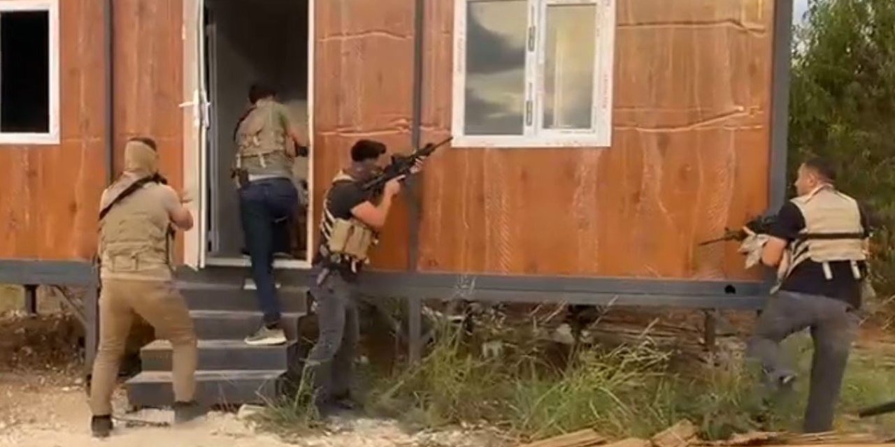 Polisten Şok Operasyon: Gömülü Uyuşturucu Ve Uzun Namlulu Silahlar Ele Geçirildi