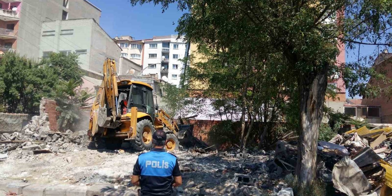 Risk Teşkil Eden Metruk Yapılara Geçit Yok