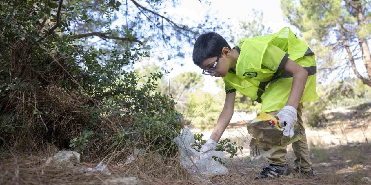 Çocuklar, Gönüllülerle Beraber Ormanlık Alanda Çöp Topladı