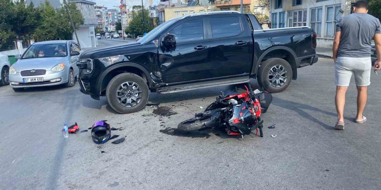 Motosiklet İle Kamyonet Çarpıştı: 1 Yaralı