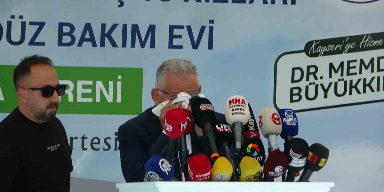 Başkan Büyükkılıç’ın Duygusal Anları: Ağabeyinin Yaptıracağı Merkezin Temel Atma Töreninde Gözyaşlarını Tutamadı