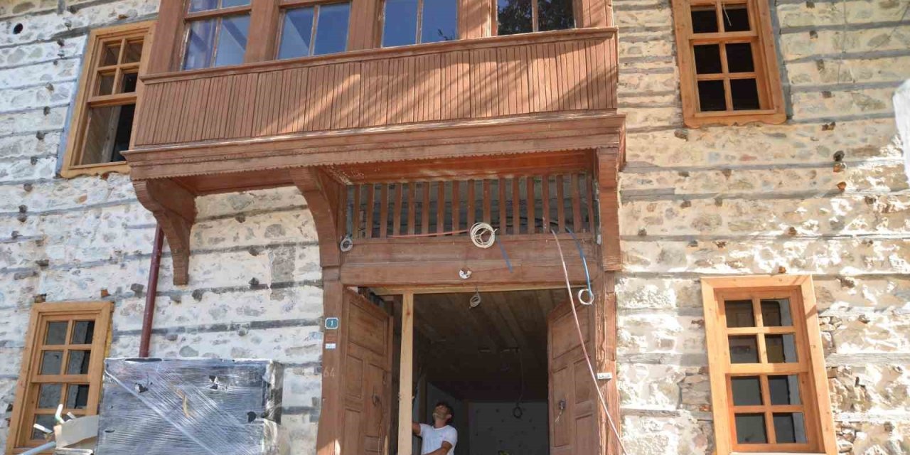 Antalya’da 400 Yıllık Düğmeli Evler Ayağa Kaldırılıyor