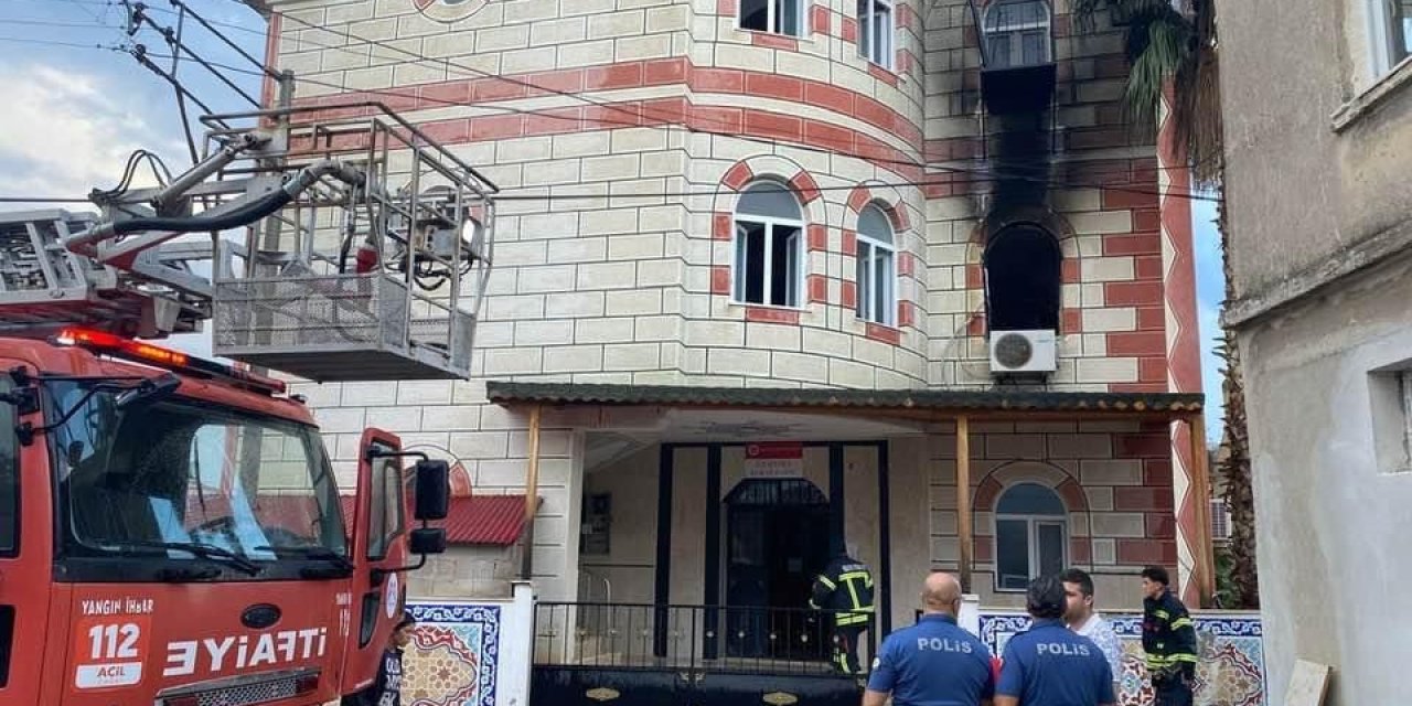 Mersin’de Yıldırım Düşen Camide Yangın Çıktı
