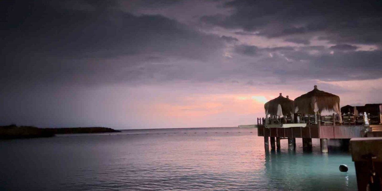 Antalya’da Şimşekler Geceyi Aydınlattı