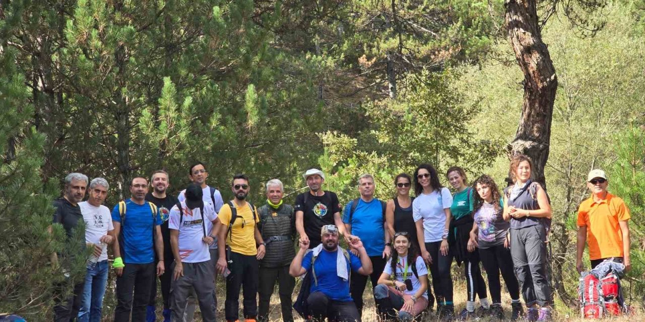 Esdağ Üyeleri Hem Hayvanları Besledi Hem De Çöp Topladı