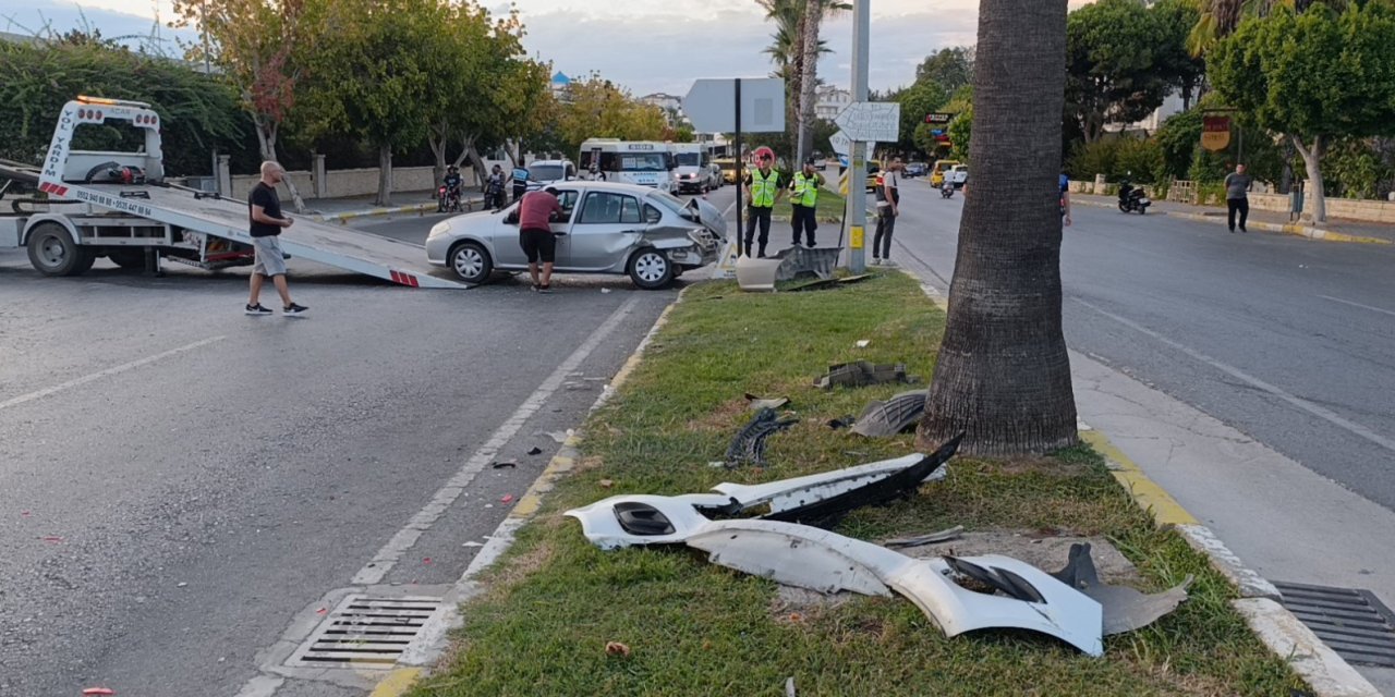 Antalya’da İki Otomobil Çarpıştı: 2 Yaralı