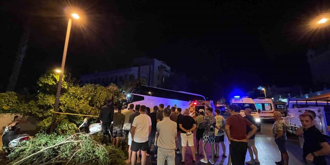 Otel Duvarına Çarpan Tur Otobüsü Sürücüsü Hayatını Kaybetti