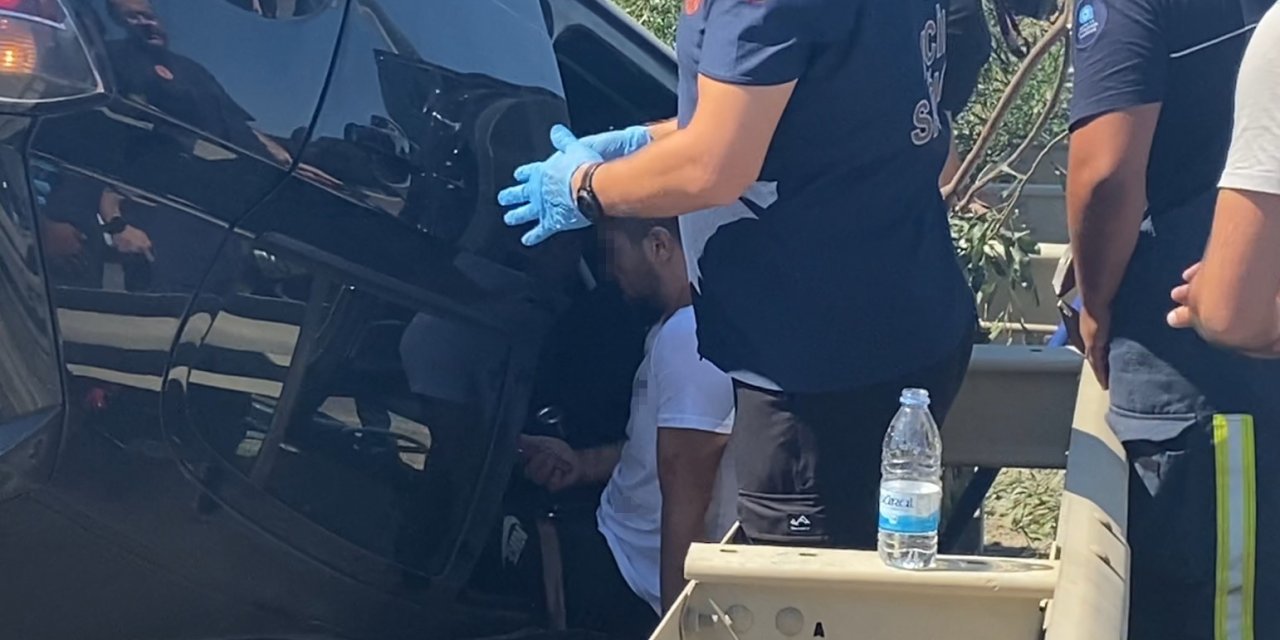 Takla Atan Araçta Sıkıştı, Telefonları Elinden Bırakmadı