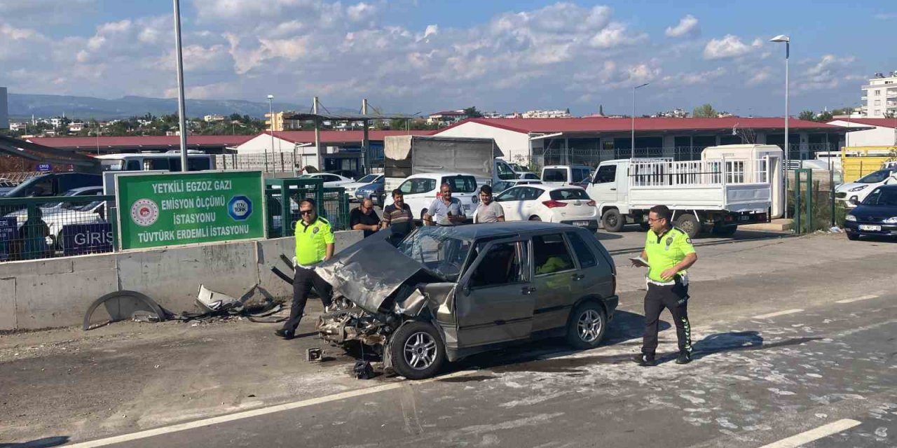 Otomobil, Muayene Sırasındaki 3 Araca Çarptı: 2 Yaralı