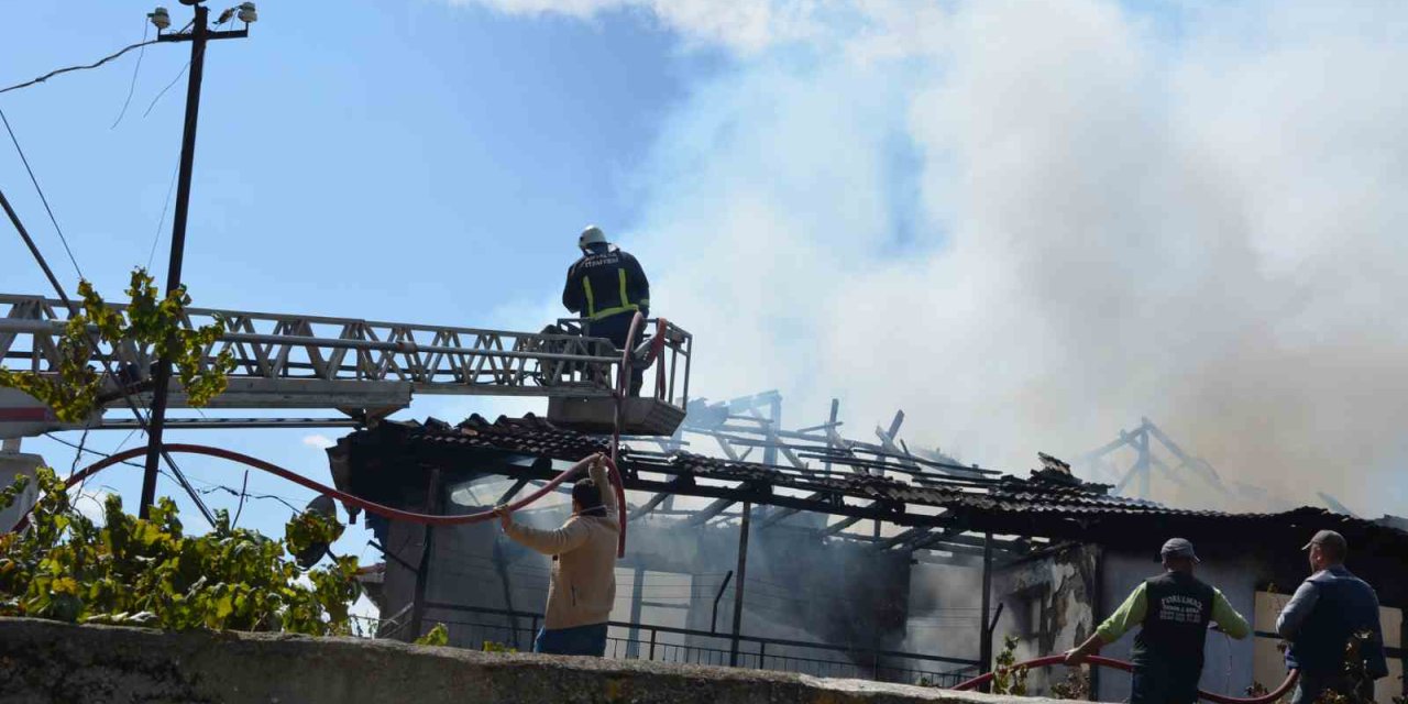 Antalya’da Çıkan Yangında Ev Küle Döndü