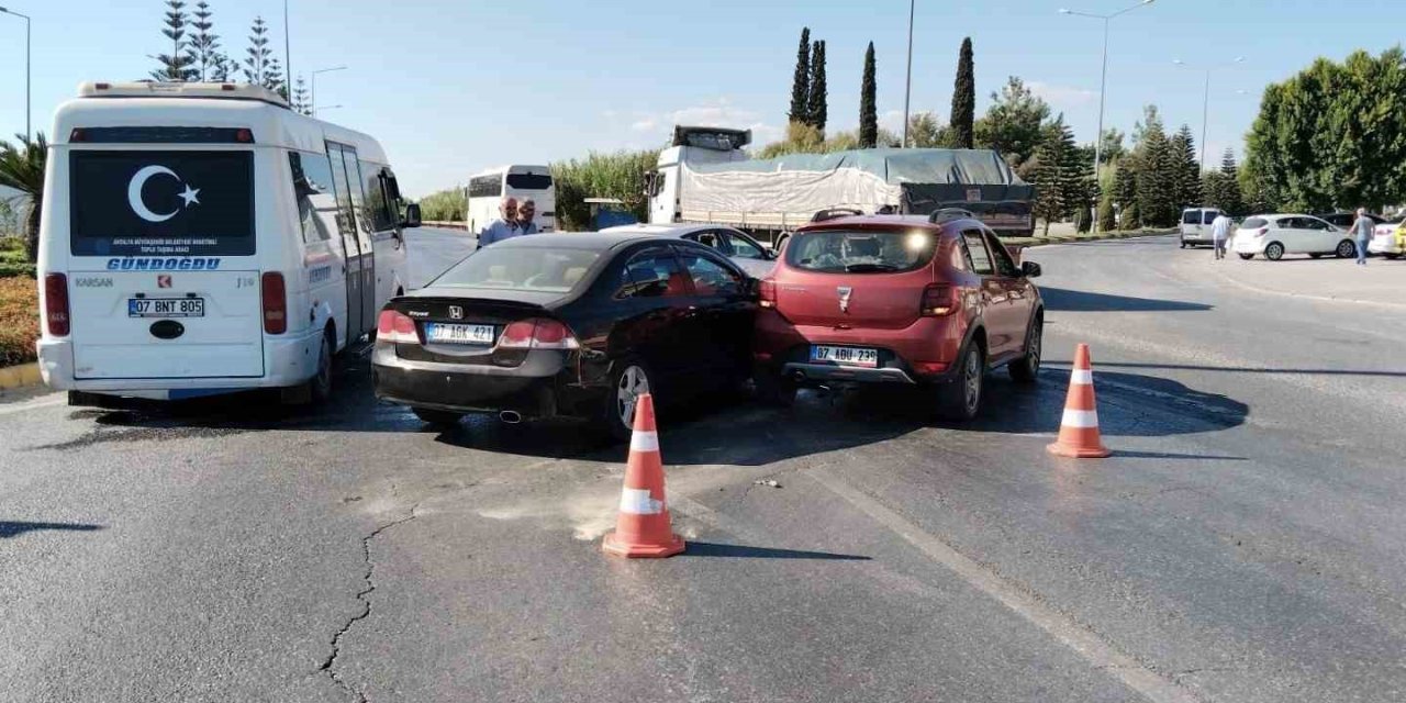 İki Otomobil Çarpıştı, Şans Eseri Kimsenin Burnu Bile Kanamadı