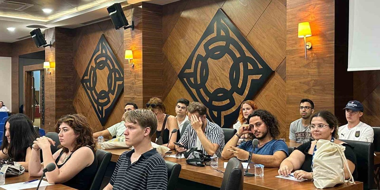 Alman Ve Türk Gençler Konyaaltı Meclisi’nde Siyaseti Konuştu