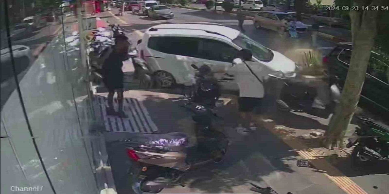 Kontrolden Çıkan Araç Kaldırıma Daldı, Ölümden Saniyelerle Kurtuldular