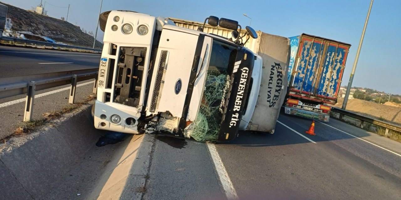Bamya Yüklü Kamyon Devrildi, Ulaşım Aksadı