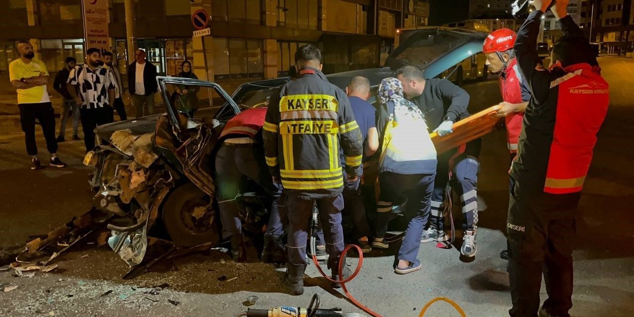 Otobüsle Çarpışan Otomobilin Sürücüsü Araç İçinde Sıkıştı