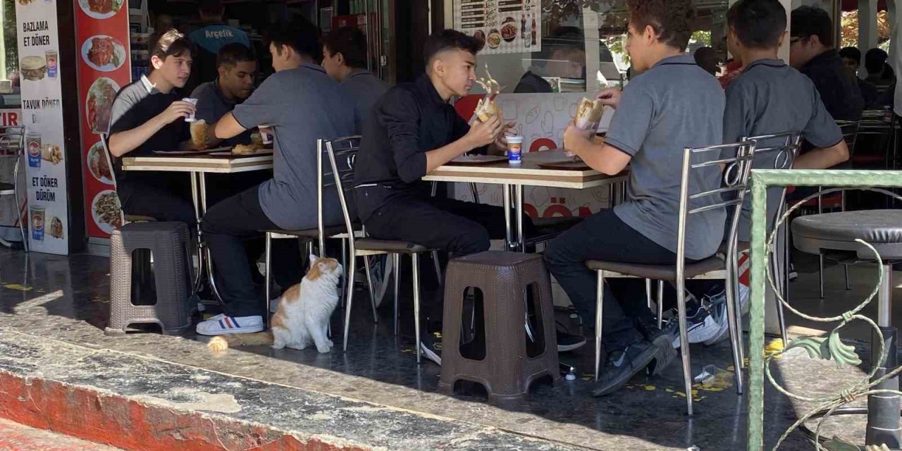 Öğrenci Müşterileri Dönercilerin Yüzünü Güldürdü