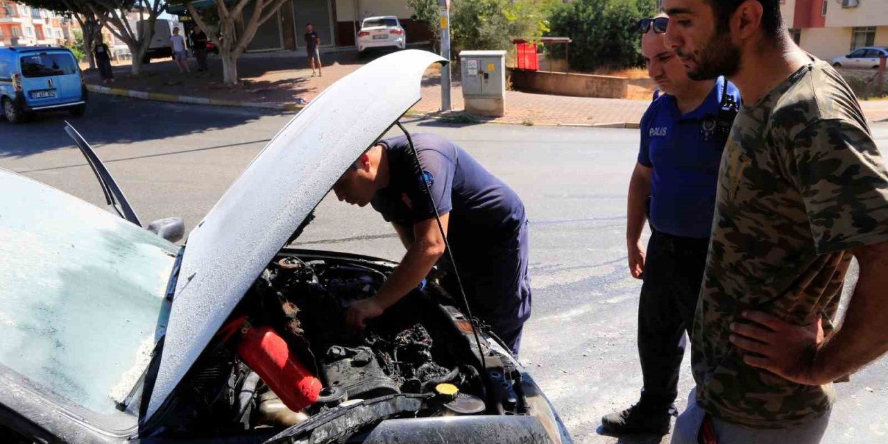 Burnuna Gelen Benzin Kokusu Sonrası Aracı Alev Aldı