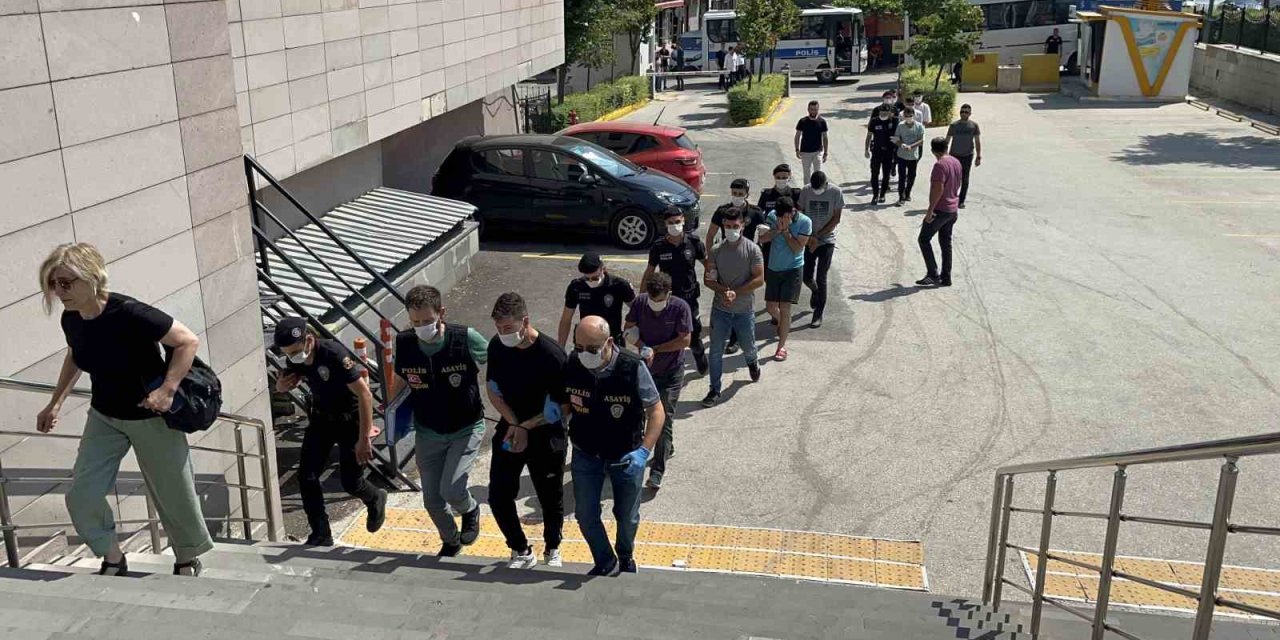 Eskişehir’de ‘yan Bakma’ Cinayeti İşleyen Sanığa 28 Yıl 1 Ay 15 Gün Hapis Cezası Verildi