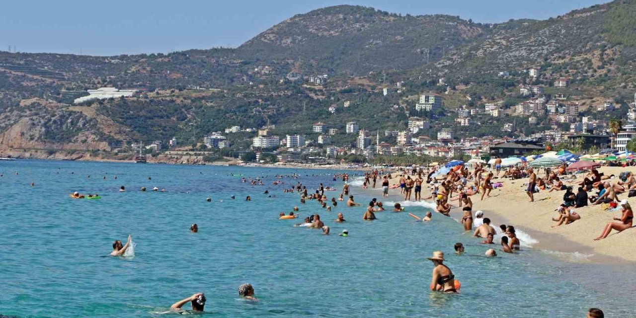 Antalya’da Yazdan Kalma Günler Devam Ediyor