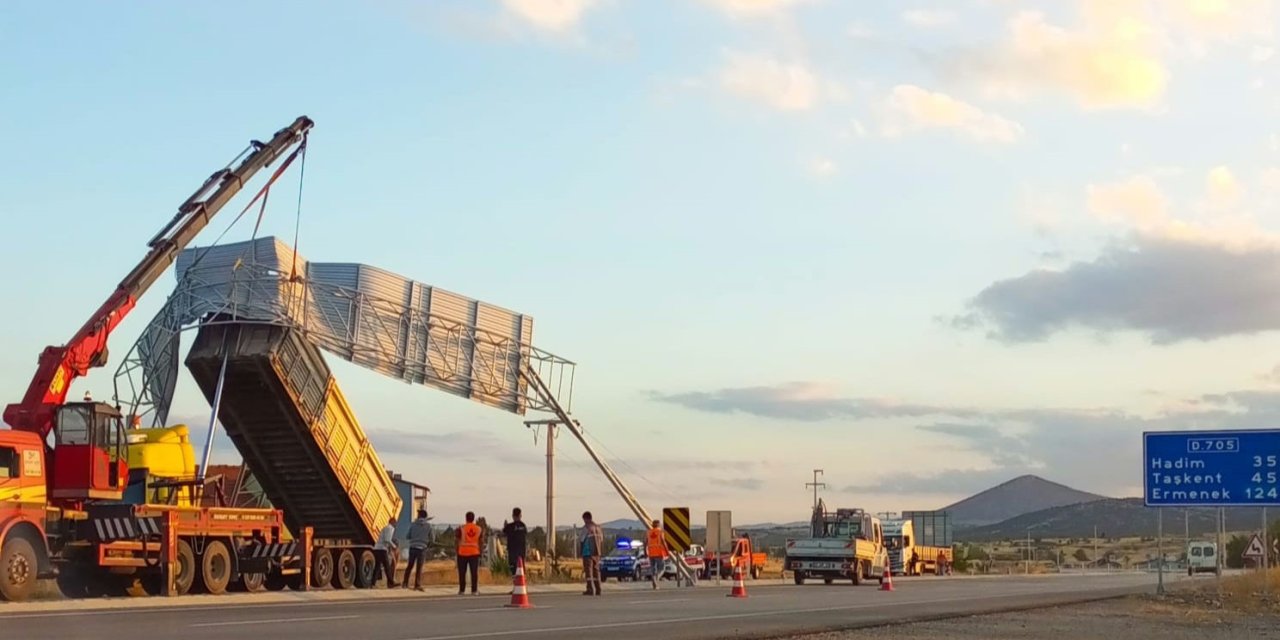 Damperi Açık Kalan Tır Trafik Levhasına Çarptı