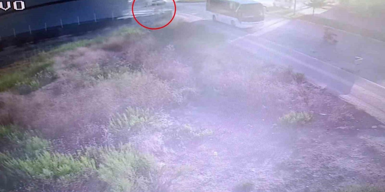 Otomobil Refüje Çıkıp Trafik Işıklarına Çarptı: 2 Yaralı