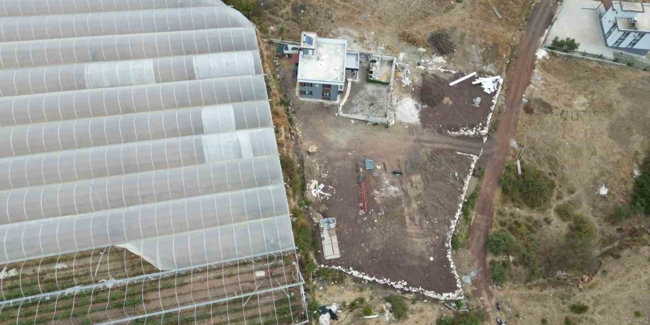 Komşusuna Kızdı Seraya Giden Yolu Kapattı