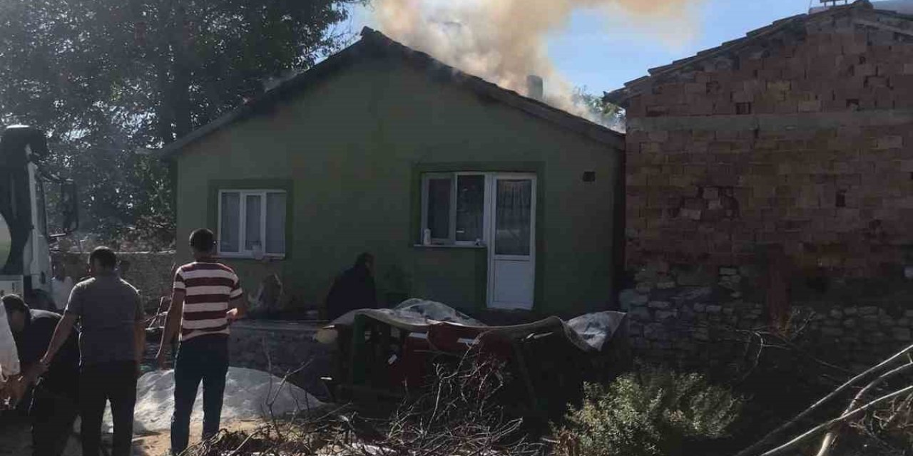 Eski Kanepelerini Yakmak İsterken Evi Kül Oldu