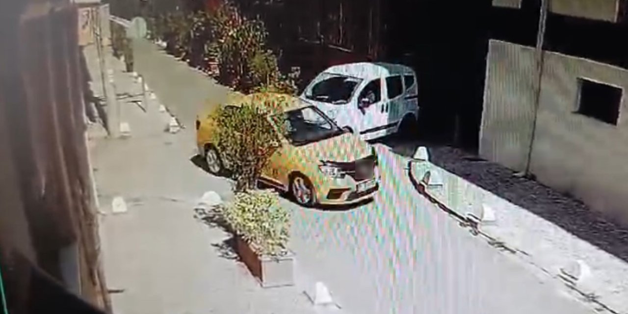 Hafif Ticari Aracın Yandan Çarptığı Taksi Savrularak Binanın Duvarına Çarptı
