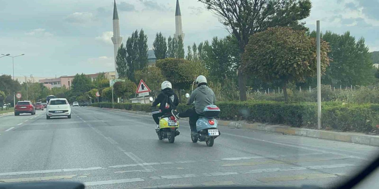 Arkadaşının Bozulan Motosikletini Ayağı İle İten Sürücü Trafiği Tehlikeye Attı