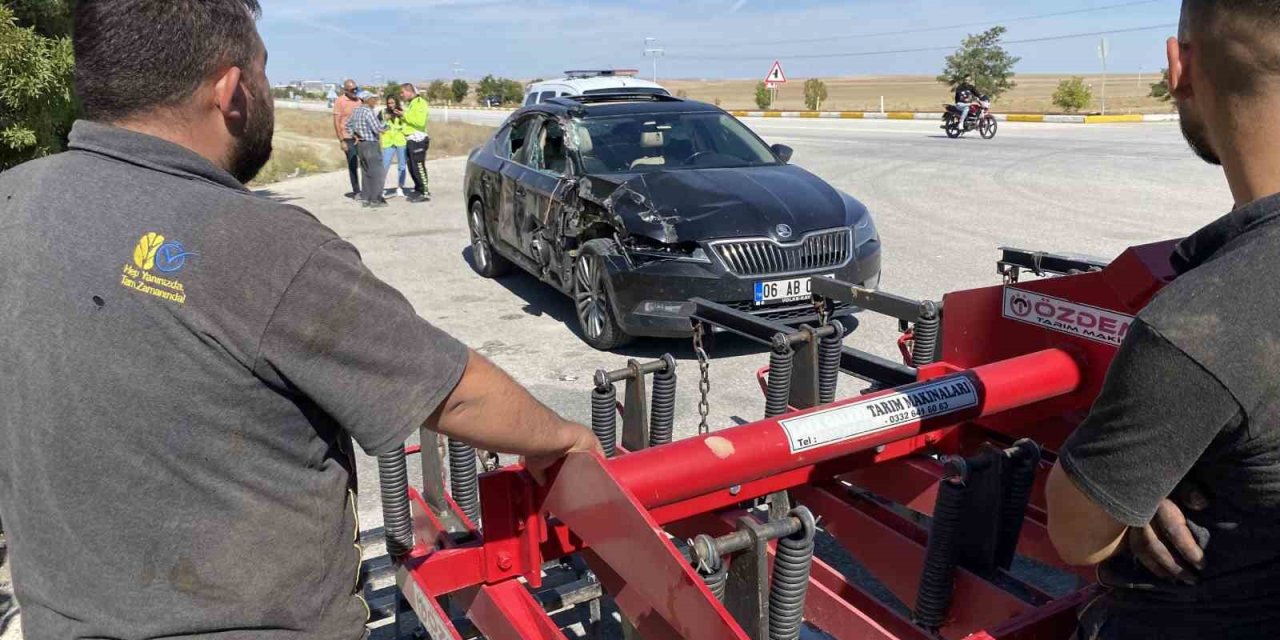 Otomobil, Traktöre Bağlı Tarım Aletine Çarptı
