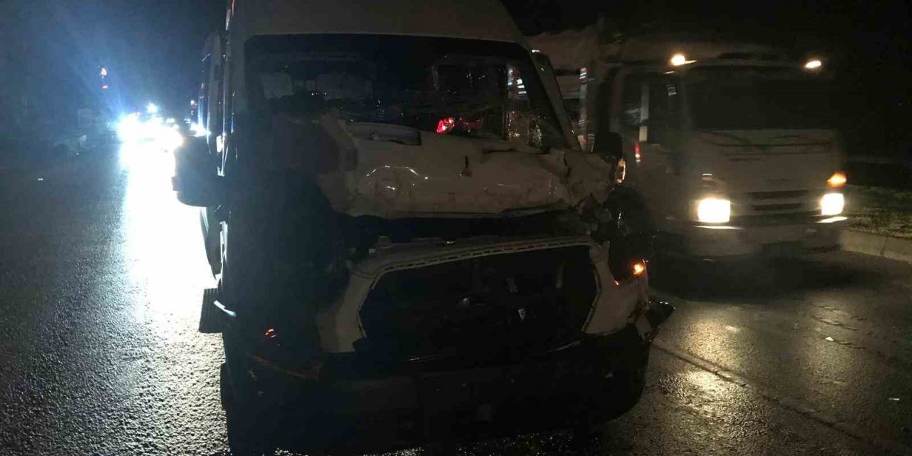 Tur Minibüsü Kamyona Arkadan Çarptı: 6 İngiliz Turist Yaralı