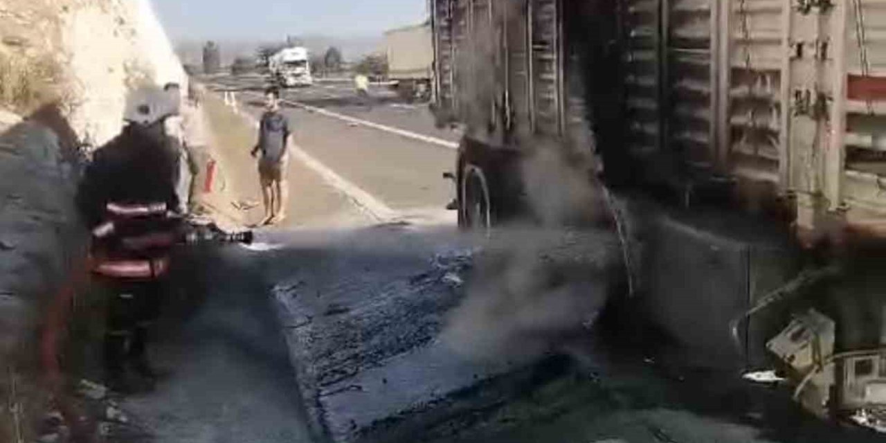 Tarsus’ta Nohut Yüklü Tırda Yangın Çıktı
