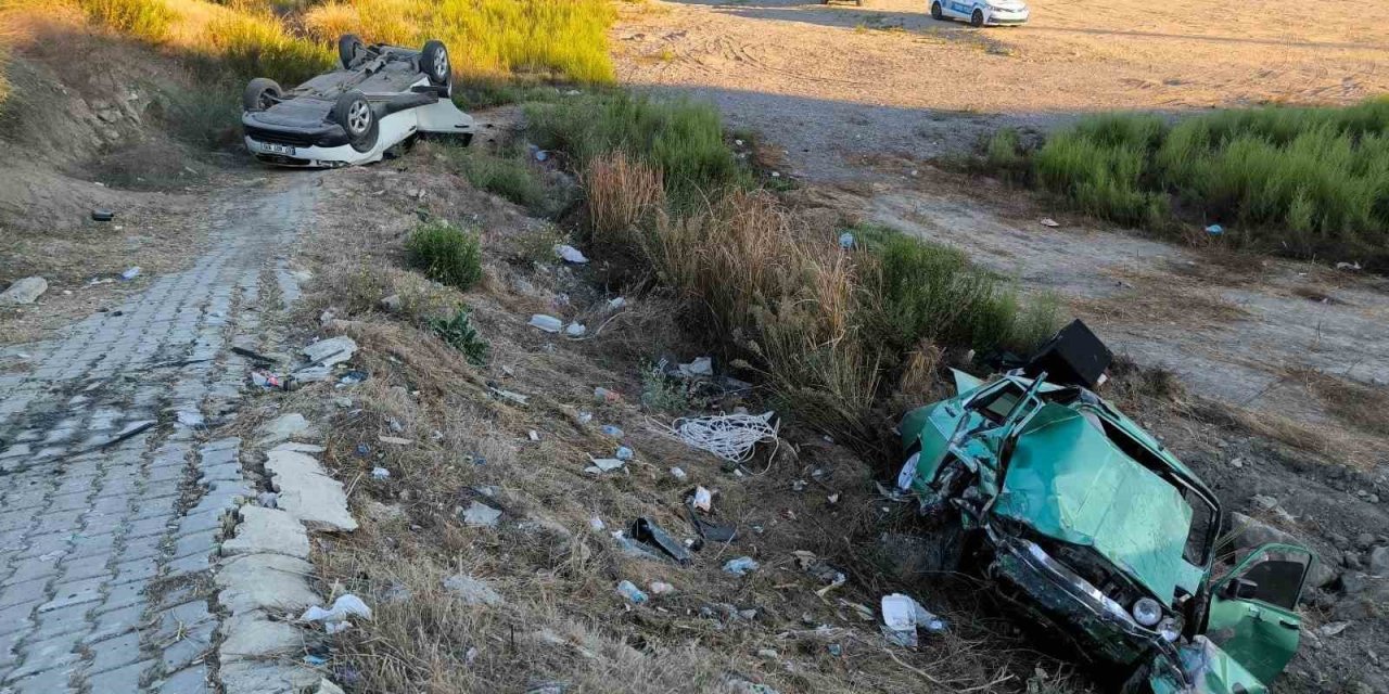 Manavgat’ta Araçlar Şarampole Yuvarlandı: 3 Yaralı