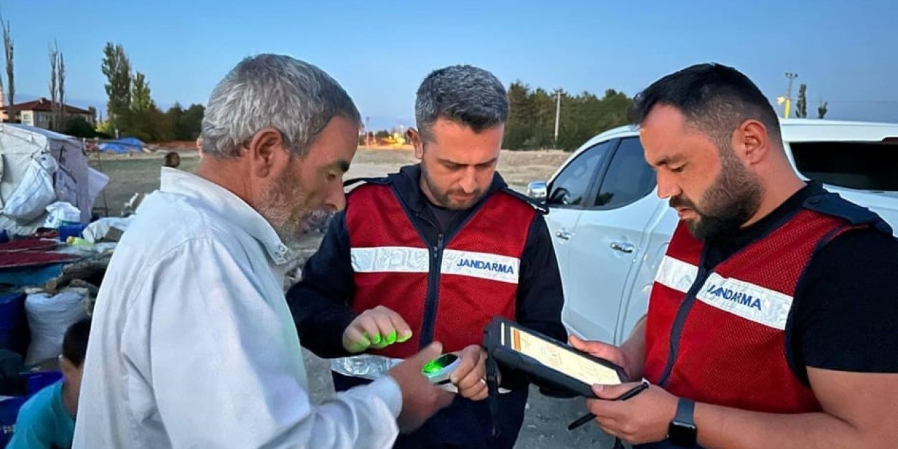 Jandarma 175 Yabancıyı Kontrol Edip 19 Şahsı Geri Gönderme Merkezlerine Teslim Etti