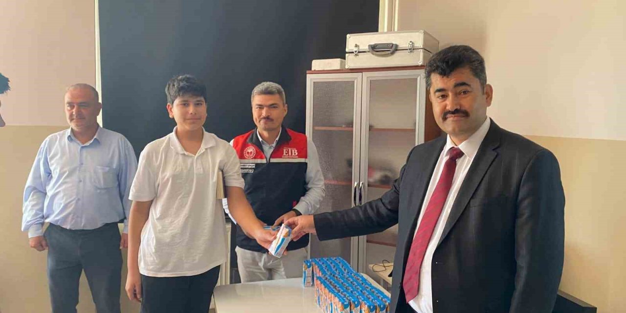 Dünya Okul Sütü Gününde Beylikova Fen Lisesinde Süt Dağıtıldı