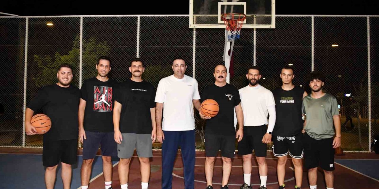 Belediye Başkanı Ve Milletvekili, Gençlerle Basketbol Oynadı