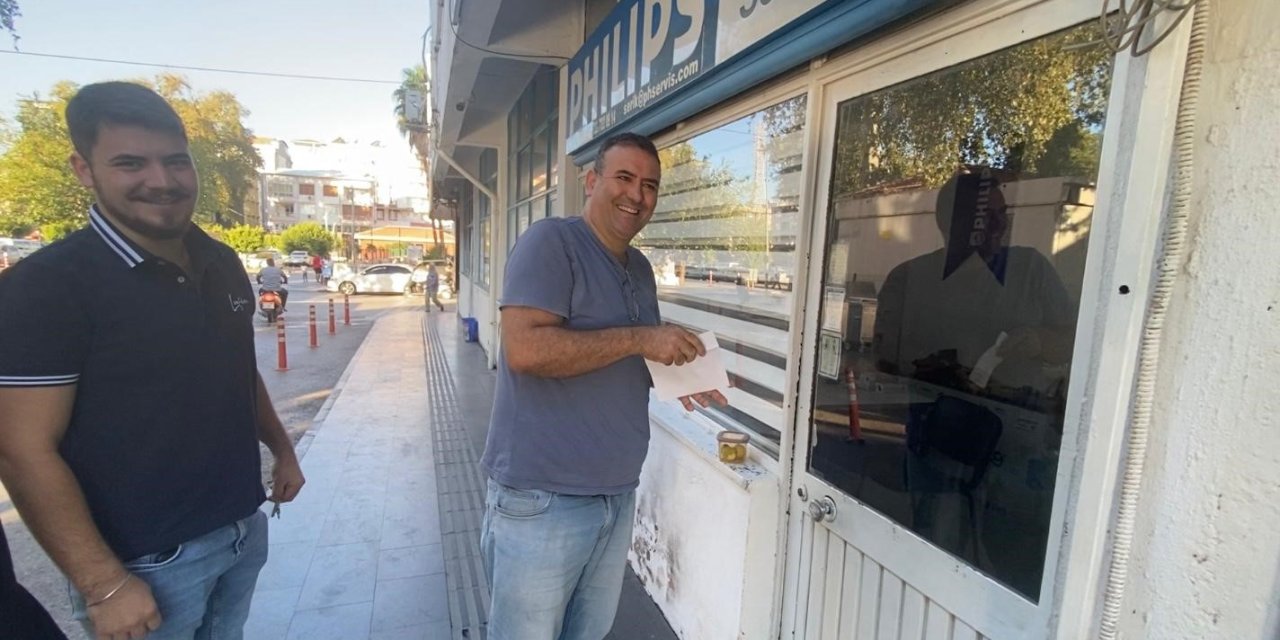 Antalya’da Sabah Dükkanını Açan Esnaf, Kapıya Konan Siftah Zarfıyla Şaşırdı