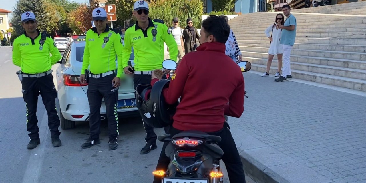 Kaskı Kafası Yerine Koluna Takan Motosiklet Sürücüsüne Ceza